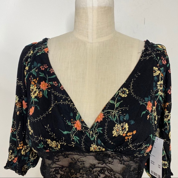 UO Samara Plunging Surplice Cropped Top - Picture 5 of 7